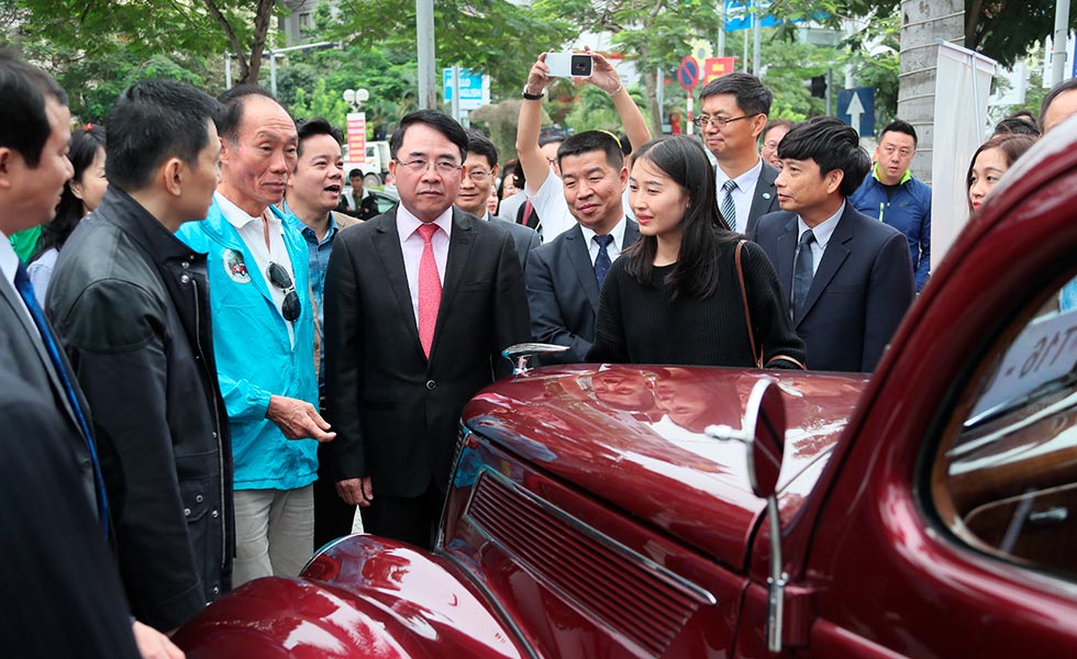 14/44  Car Show