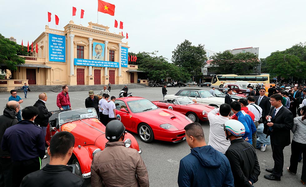 16/44  Car Show