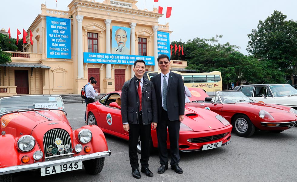 23/44  Car Show