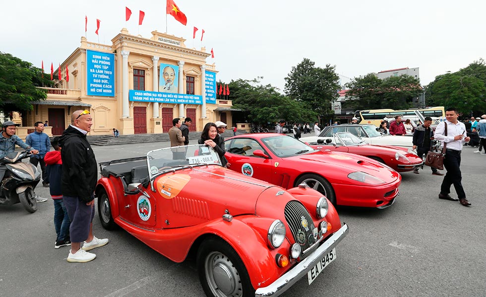 24/44  Car Show