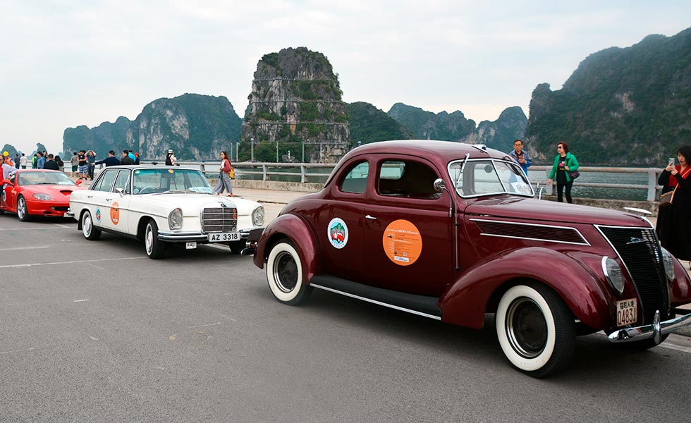 31/44  Car Show