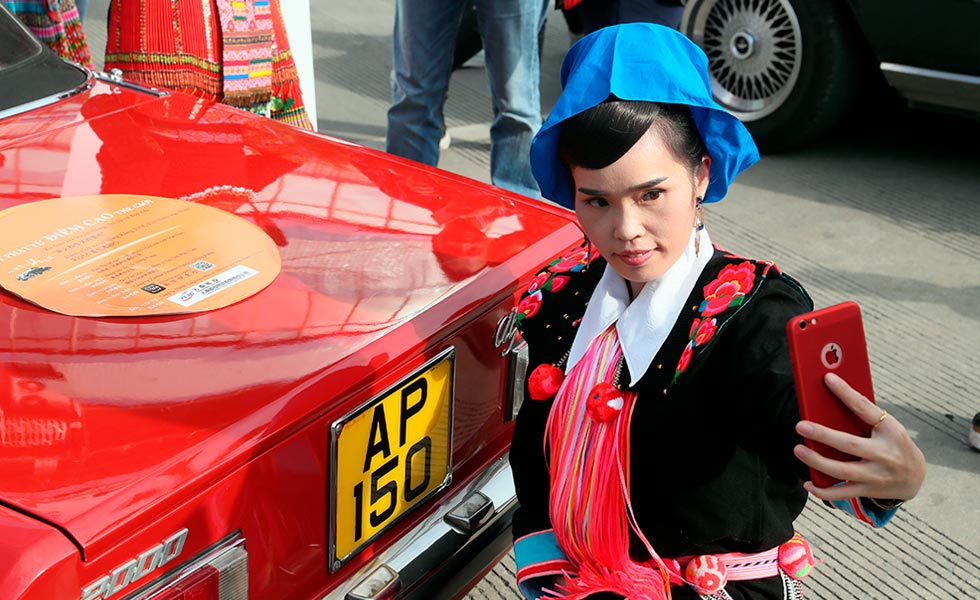 37/44  Car Show