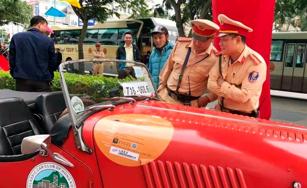 38/44  Car Show